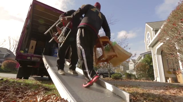 Românii care fac avere în doar câteva luni mutând mobilă pentru vedetele din SUA