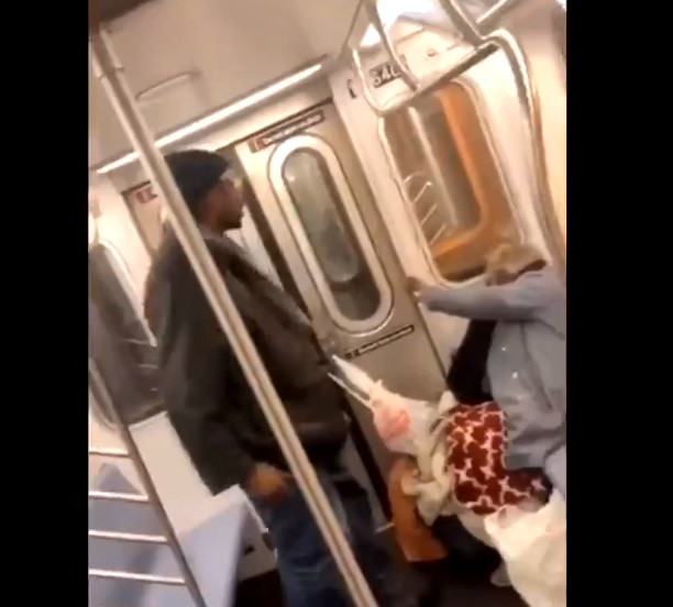 Scene revoltătoare, la metrou: o bătrână este lovită cu brutalitate. VIDEO ȘOCANT