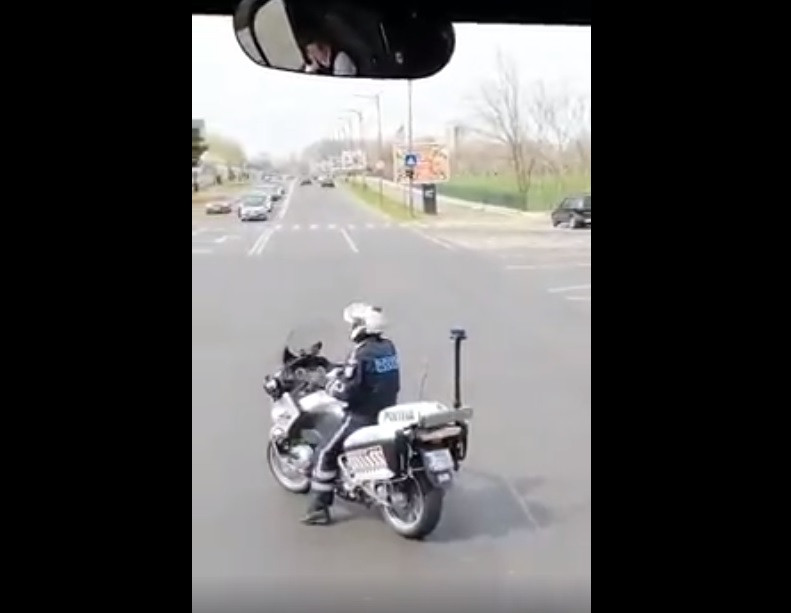 Polițist filmat dansând pe motocicletă, în trafic. Reacția MAI. VIDEO