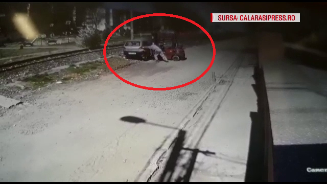 Matiz, mutat de un bărbat cu motostivuitorul. Vecinul îl parcase în fața curții sale