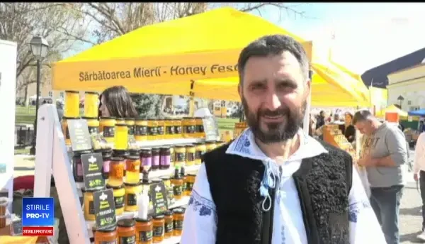 Miere de mentă sau de coriandru, specialitățile unui târg din Blaj. Cât costă un borcan