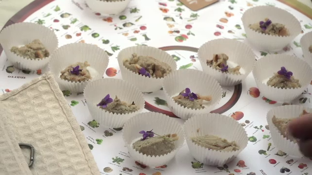 Reacţia unor turişti veniţi în Sibiu când primesc un desert din cânepă