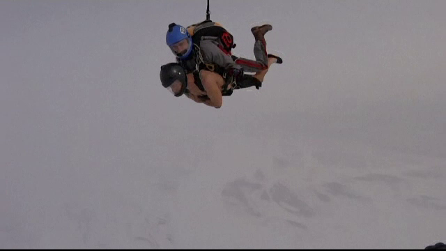 Momentul în care un bărbat a sărit din avion aproape dezbrăcat, la minus 50 de grade