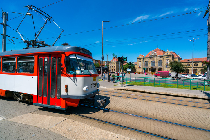 Un pensionar a căzut dintr-un tramvai în mers, în Arad. Uşile ar fi fost deschise