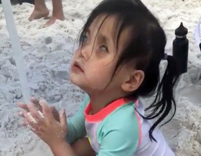 Şi-au dus fiica la medic ca să îi scoată ochii. „Copiii spuneau că e un monstru”