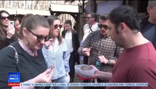 Reacţia unor turişti veniţi în Sibiu când primesc un desert din cânepă