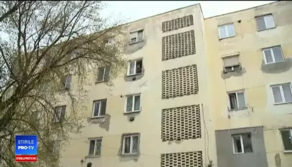 Imagini cu ușa de 100 de kg care a strivit un copil de 2 ani. Ce făcea mama lui