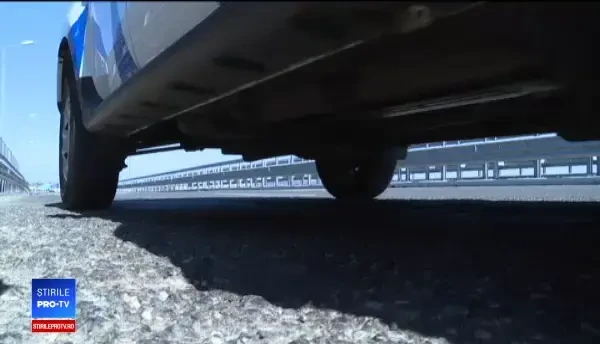Cea mai nouă autostradă din țară, plină de gropi. Cum și-a spart o șoferiță parbrizul