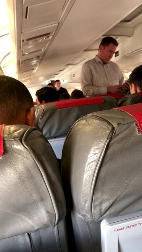 Reacția echipajului unui avion care a aterizat în orașul greșit. ”Vă rugăm să nu filmați”