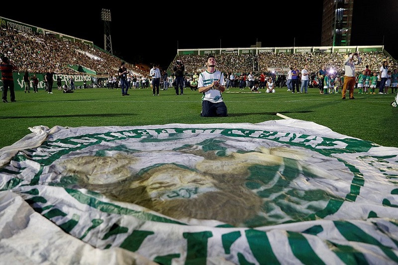 A supraviețuit unei catastrofe aviatice, dar a murit jucând fotbal, la 45 ani