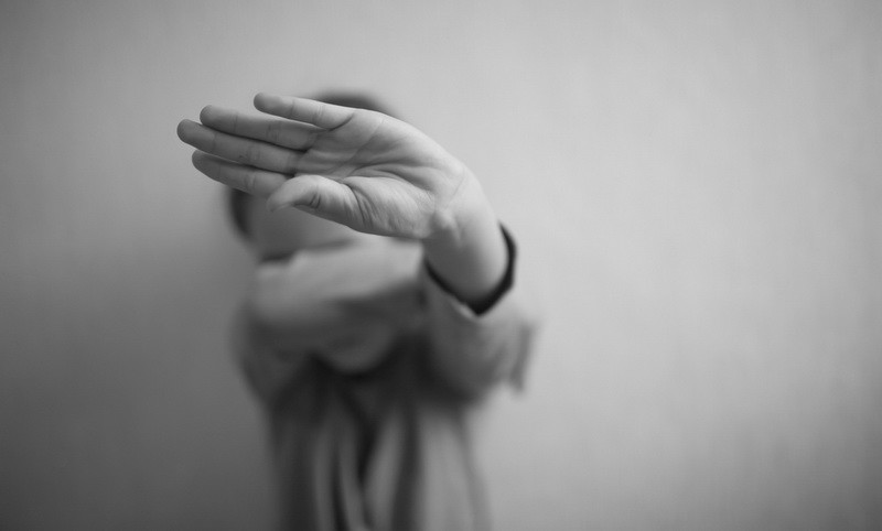 Încă două femei şi un bărbat, reţinuţi în dosarul părinților care își abuzau copiii și îi filmau