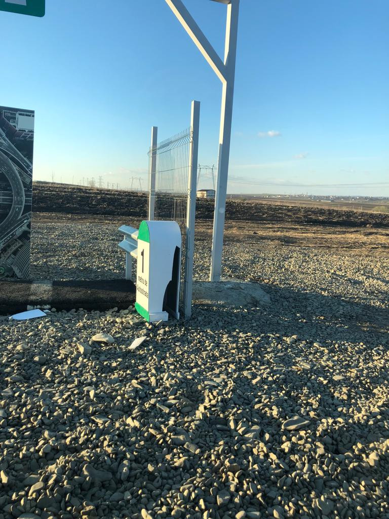 Borna care marchează metrul de autostradă din Moldova a fost vandalizată. Reacția lui Mandachi