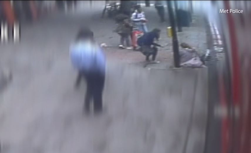 Momentul în care o femeie e împinsă în fața unui autobuz, la Londra