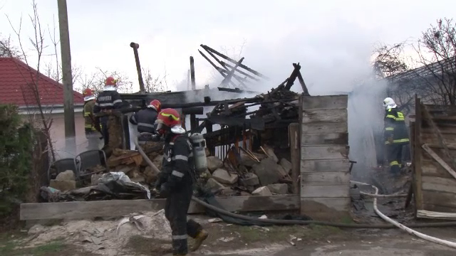 O familie sărmană a rămas pe drumuri. Flăcările le-au mistuit locuința de la primărie