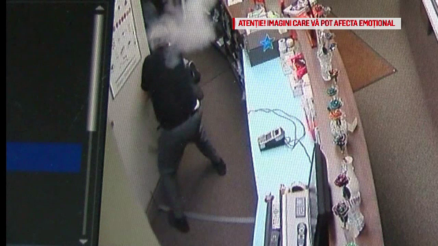 Momentul în care un angajat al unui magazin de bijuterii este împușcat de hoți
