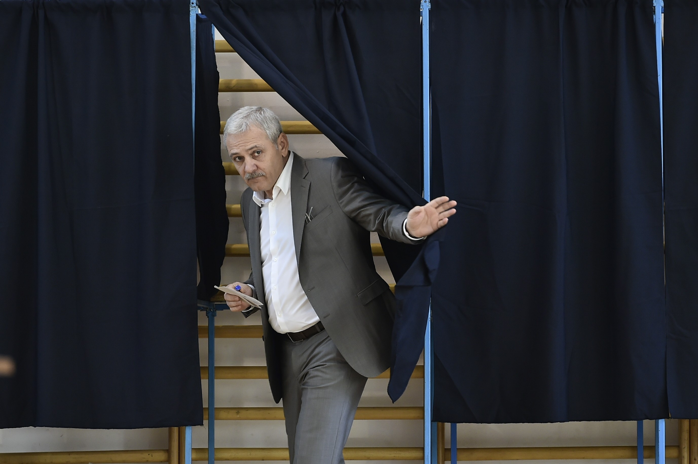 PSD afirmă că referendumul și europarlamentarele nu pot avea loc într-o secție. Legea îi contrazice