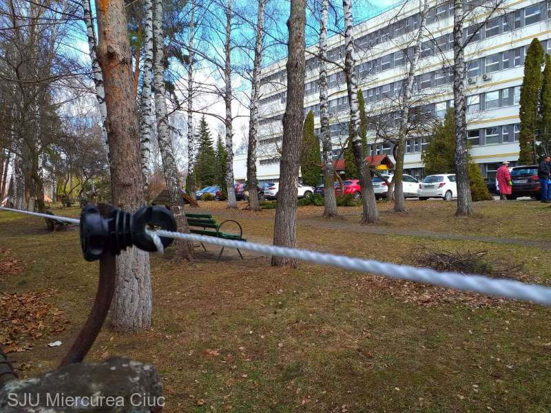 Gard electric, în jurul unui spital de urgență. „Este pentru protecţia pacienţilor”