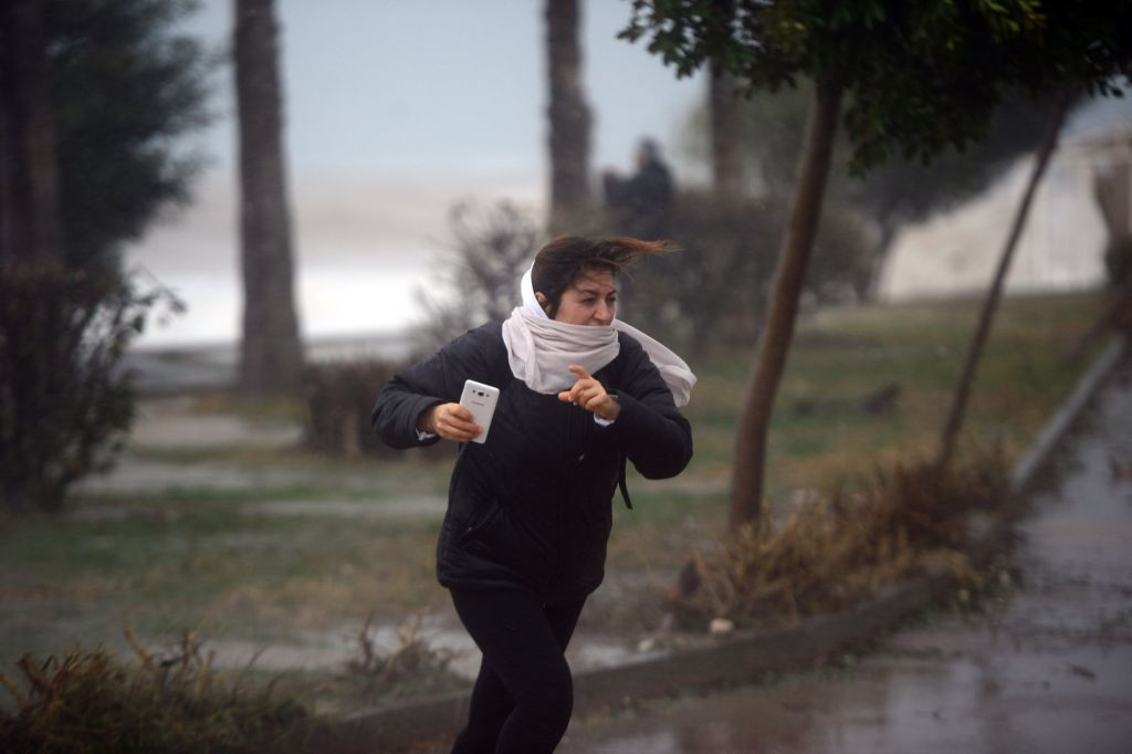 Un bărbat a fost luat pe sus, cu tot cu umbrelă, de vântul puternic. VIDEO viral