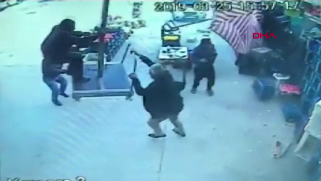 Momentul în care un bărbat zboară, cu o umbrelă uriașă, luat de vânt