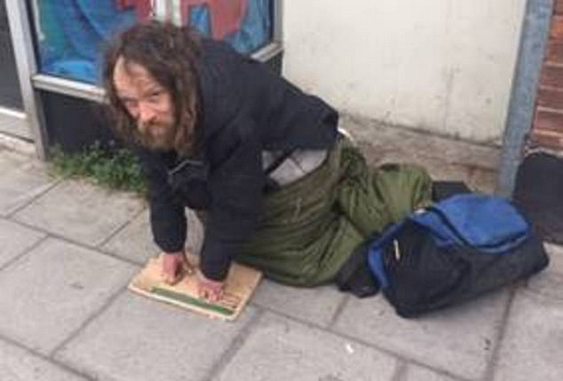 Motivul pentru care un britanic cerșea zilnic pe străzi, deși avea casă și un venit