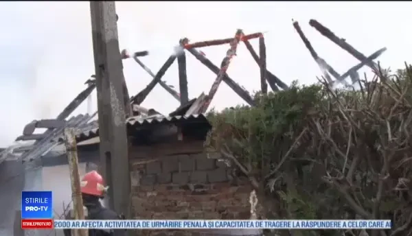 O familie sărmană a rămas pe drumuri. Flăcările le-au mistuit locuința de la primărie
