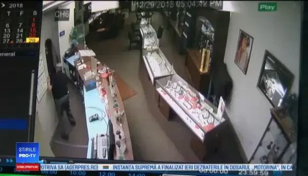Momentul în care un angajat al unui magazin de bijuterii este împușcat de hoți
