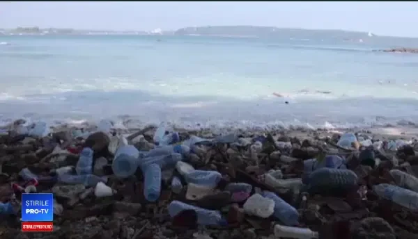 Produse din plastic, interzise pe plajele europene. Cea mai murdară plajă din România