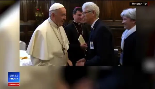 Video viral cu Papa. Și-a retras mâna de fiecare dată când pelerinii au vrut să-i sărute inelul