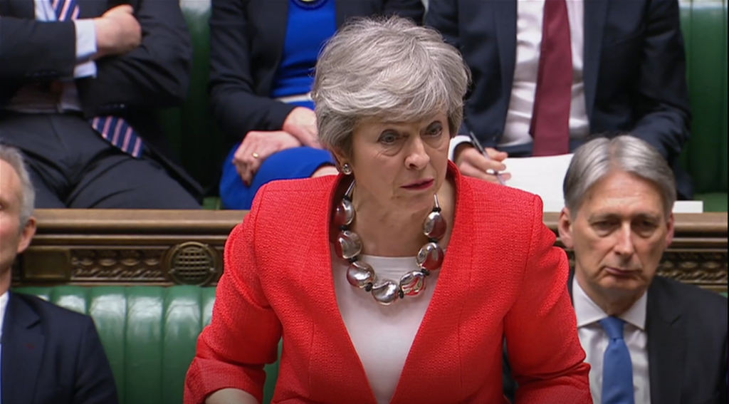 Theresa May îşi asortează de fiecare dată ţinutele sobre cu accesorii. Preţul unui colier