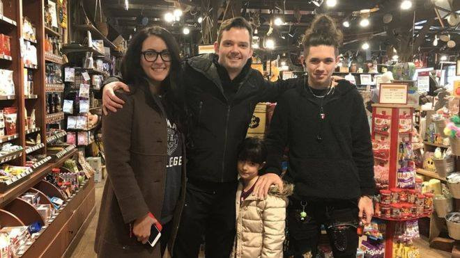 „Ne-au dat o pizza, iar apoi ne-au anulat zborul”. Ce a făcut o familie rămasă pe aeroport