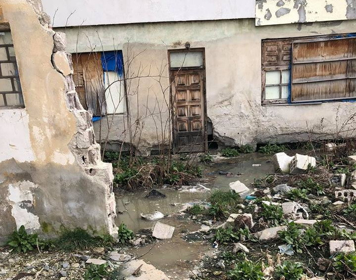 ”Minunea” de la Răcari, oraș fără canalizare. Blocuri reabilitate, cu subsoluri pline de dejecții