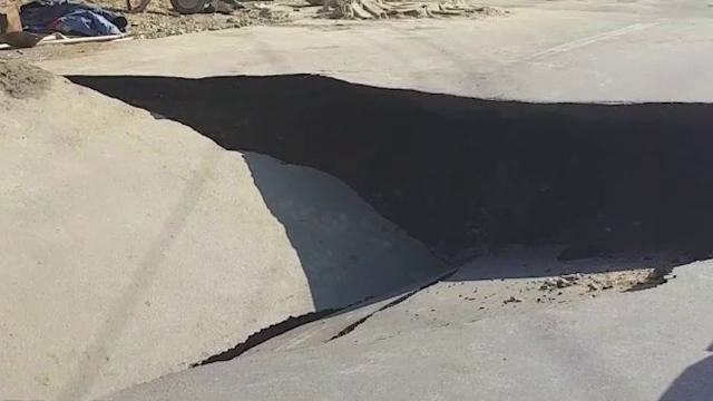 Groapă uriașă în Galați. O stradă din centrul orașului s-a surpat