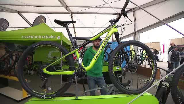 Românii cumpără tot mai multe biciclete. Câte persoane au trecut în 3 luni pe pista de la Victoriei