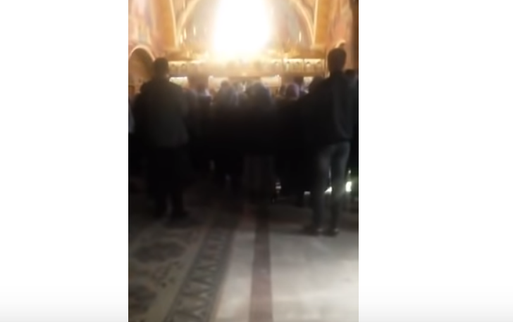 Un preot din Argeș a fost filmat amenințând enoriașii în biserică: ”Puneţi-vă ştreangul”