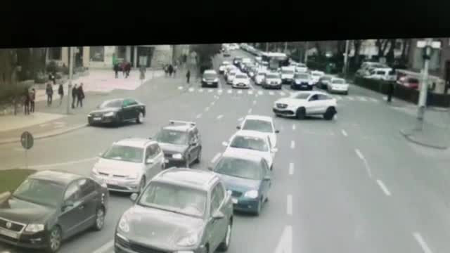Momentul în care o mașină ricoșează în mai multe autovehicule, la semafor, în Cluj