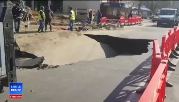 Groapă uriașă în Galați. O stradă din centrul orașului s-a surpat