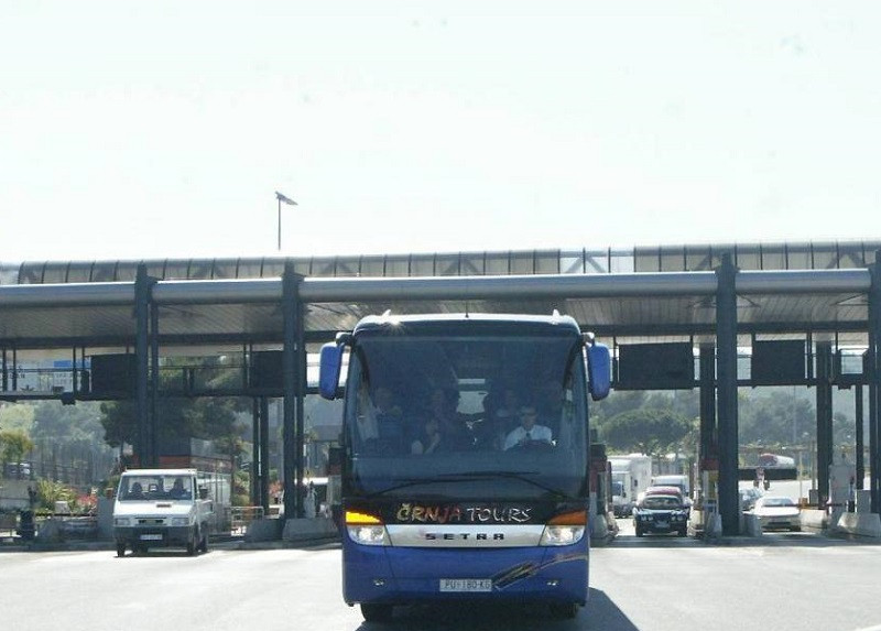 Motivul pentru care un român a căzut din autocarul care-l ducea în Portugalia, în plină viteză