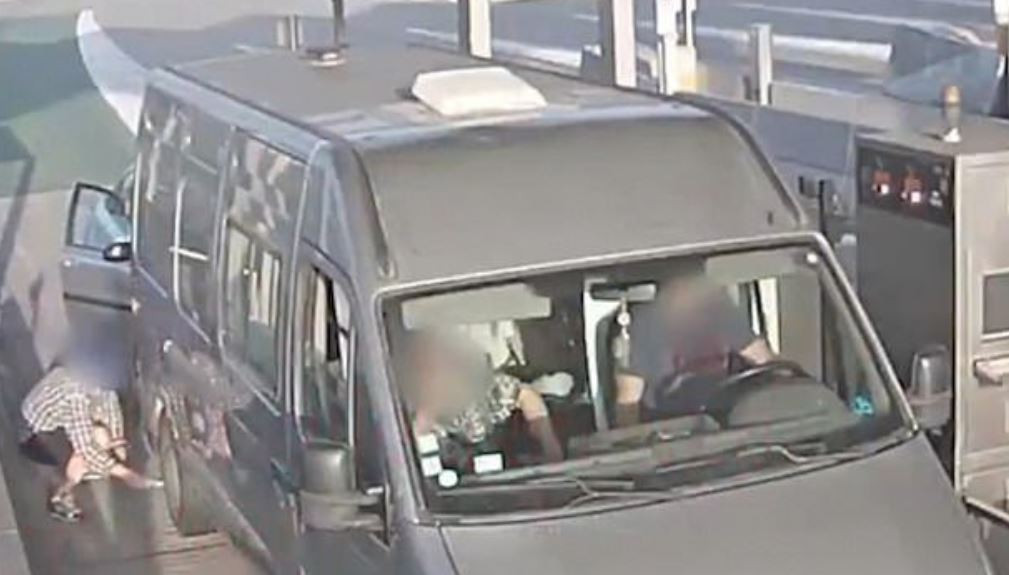 Bandă de hoți prinsă în acțiune. Tăiau cauciucurile mașinilor și îi atacau pe șoferi