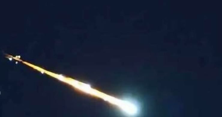 Minge de foc ”filmată” pe cer în Buzău. Reacțiile martorilor. VIDEO