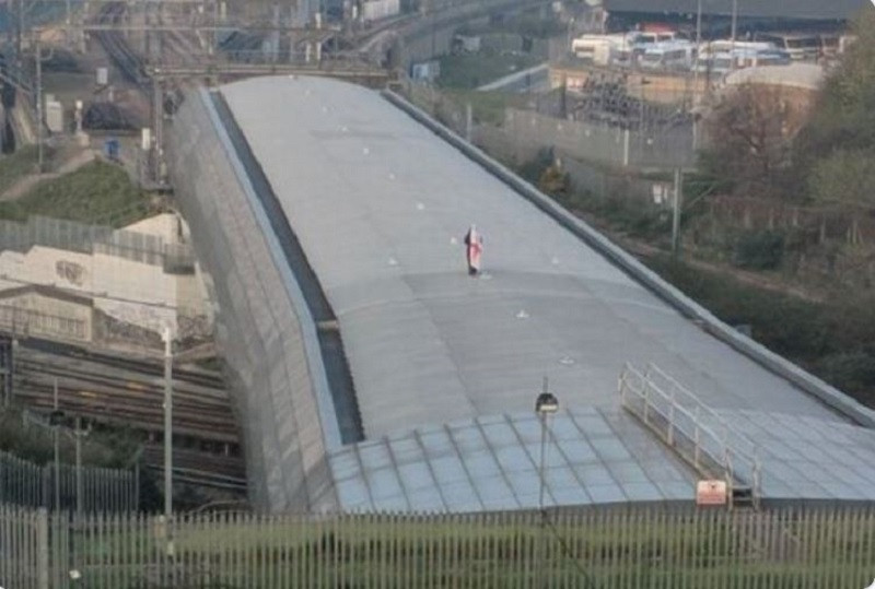 Cine e bărbatul care a blocat zeci de trenuri Eurostar, cu un steag britanic