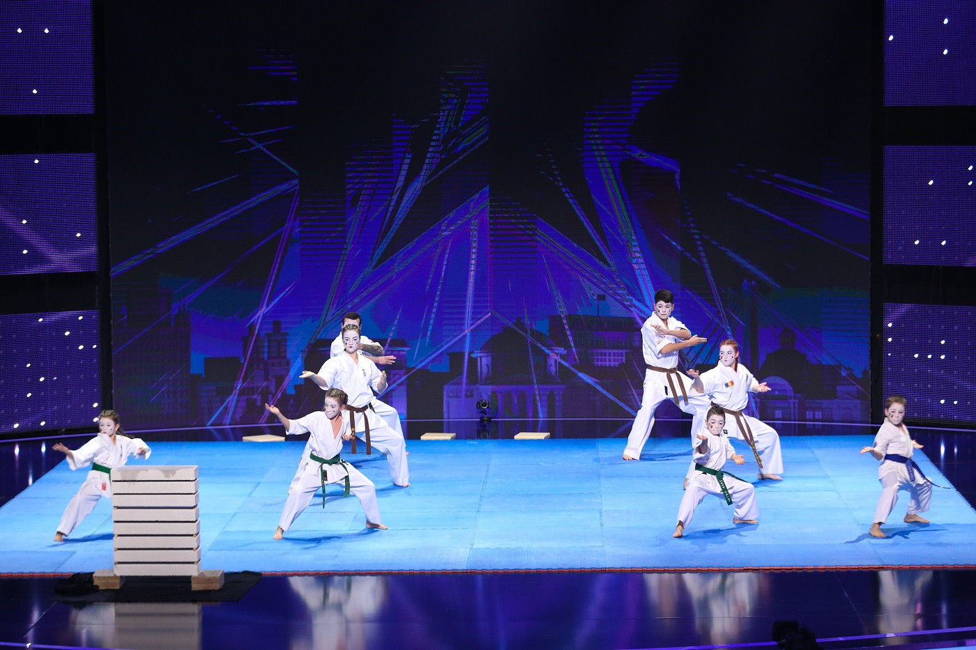 Moment uimitor la ”Românii au talent”. 8 cărămizi au fost sparte cu mâna goală. VIDEO