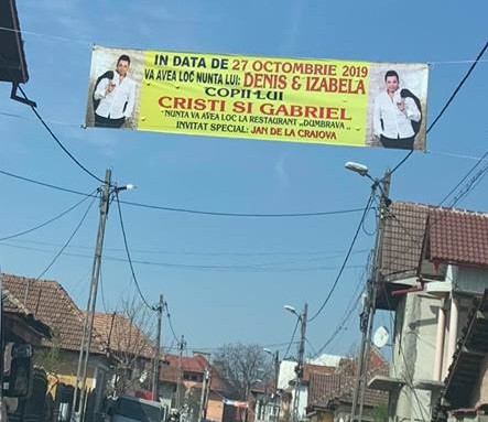 Invitaţii la nuntă pe bannere uriaşe, la Târgu-Jiu. Amenzile primite de părinții mirilor