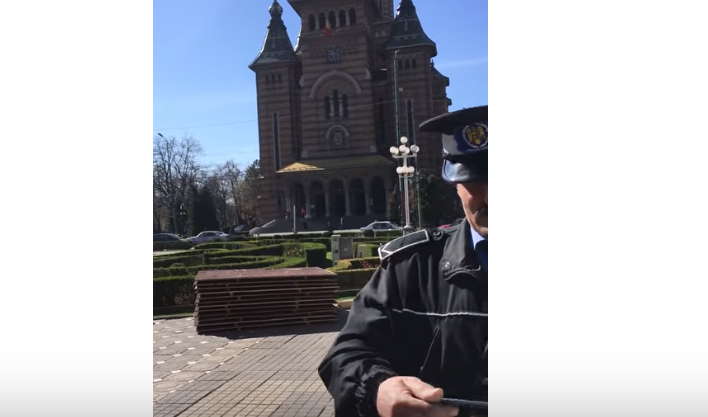 Un polițist local a vrut să amendeze un biciclist în Timișoara, dar nu a știut cum. VIDEO