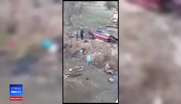 A intrat pe contrasens, a rupt parapetele și a zburat peste un râu cu mașina