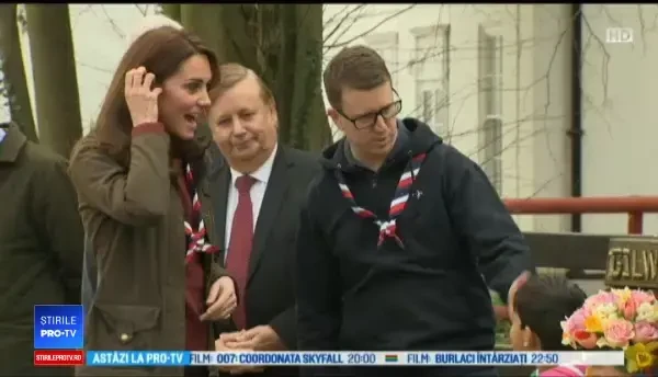 Imagini inedite cu Ducesa Kate într-un cort făcut din beţe şi frunze
