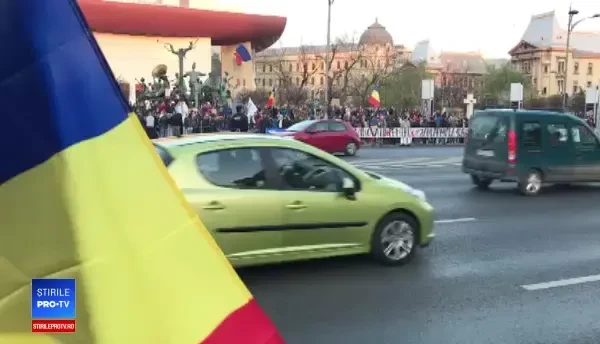 Protest în centrul Capitalei. Câteva sute de persoane s-au strâns în fața Teatrului Național