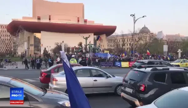 Protest în centrul Capitalei. Peste 100 de persoane s-au strâns în fața Teatrului Național