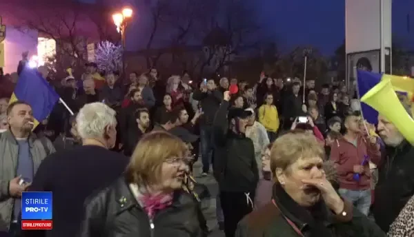 Protest în centrul Capitalei. Câteva sute de persoane s-au strâns în fața Teatrului Național