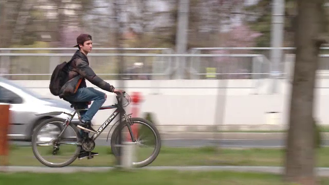 Cele două motive pentru care tot mai mulți români aleg bicicleta în favoarea mașinii