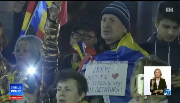 Filmul protestelor de la Universitate. Protestatarii s-au întors cu spatele la jandarmi